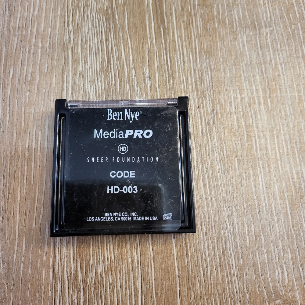 Ben Nye Media Pro Sheer Foundation Code HD-003 - Picture 2 of 3